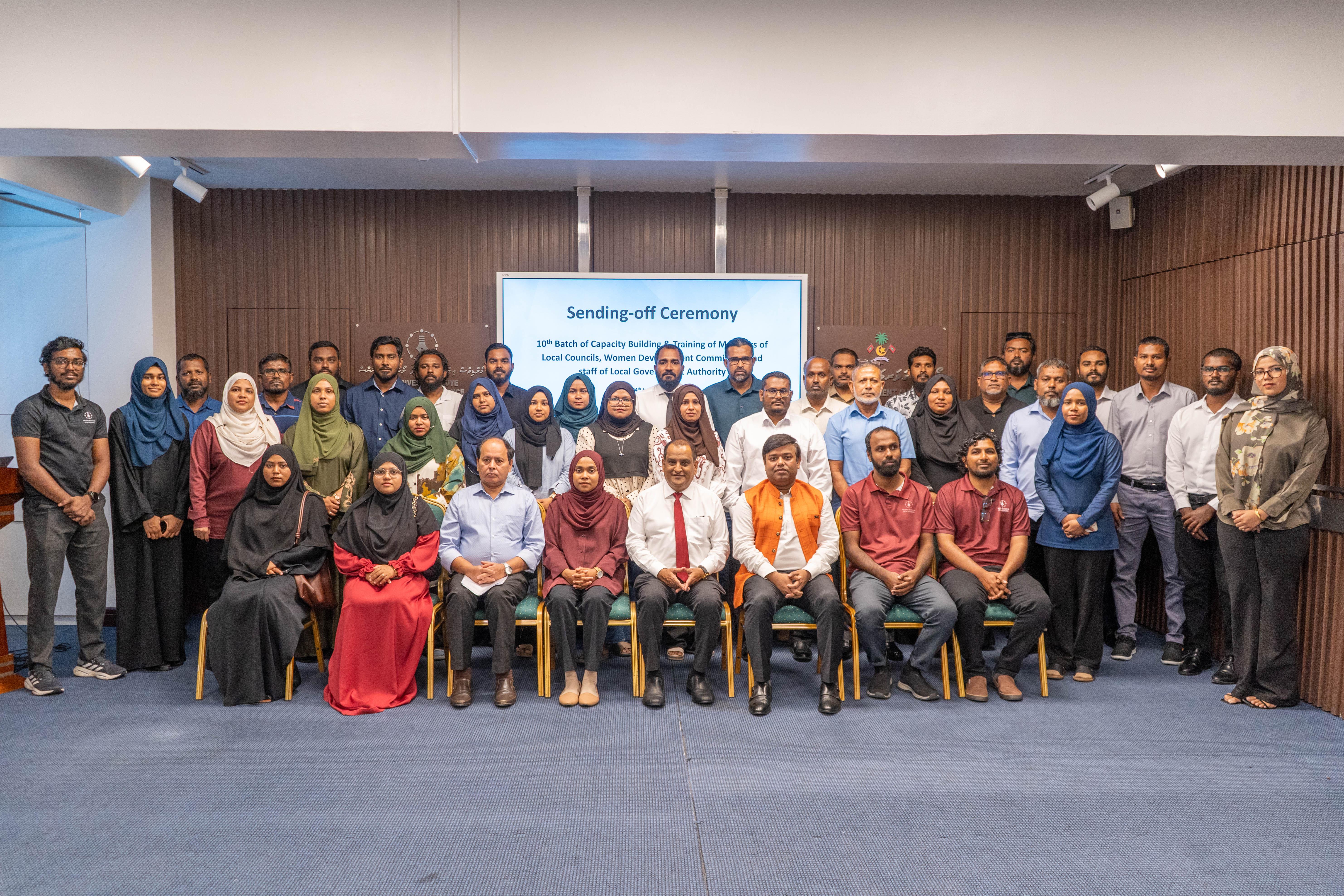 "ކެޕޭސިޓީ ބިލްޑިންގ އެންޑް ޓްރެއިނިންގ އޮފް މެމްބަރސް އޮފް ލޯކަލް ކައުންސިލްސް އެންޑް ވިމެންސް ޑިވެލޮޕްމަންޓް ކޮމިޓީ އެންޑް ސްޓާފް އޮފް ލޯކަލް ގަވަރމަންޓް އޮތޯރިޓީ" ތަމްރީނު ޕްރޮގުރާމުގެ 10 ވަނަ ބެޗްގެ ބައިވެރިން ތަމްރީނަށް ފުރުމުގެ ކުރިން ރަސްމިއްޔާތެއް ބާއްވައިފި