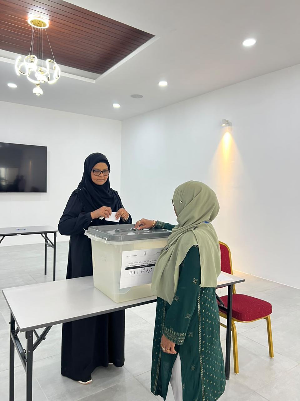 އެލްޖީއޭގެ ބޯޑަށް ކައުންސިލަރުންނާއި އަންހެނުންގެ ތަރައްޤީއަށް މަސައްކަތްކުރާ ކޮމިޓީގެ ރައީސުންގެ ތެރެއިން މެމްބަރުން ހޮވުމަށް ބާއްވާ އިންތިޚާބު ފެށިއްޖެ.